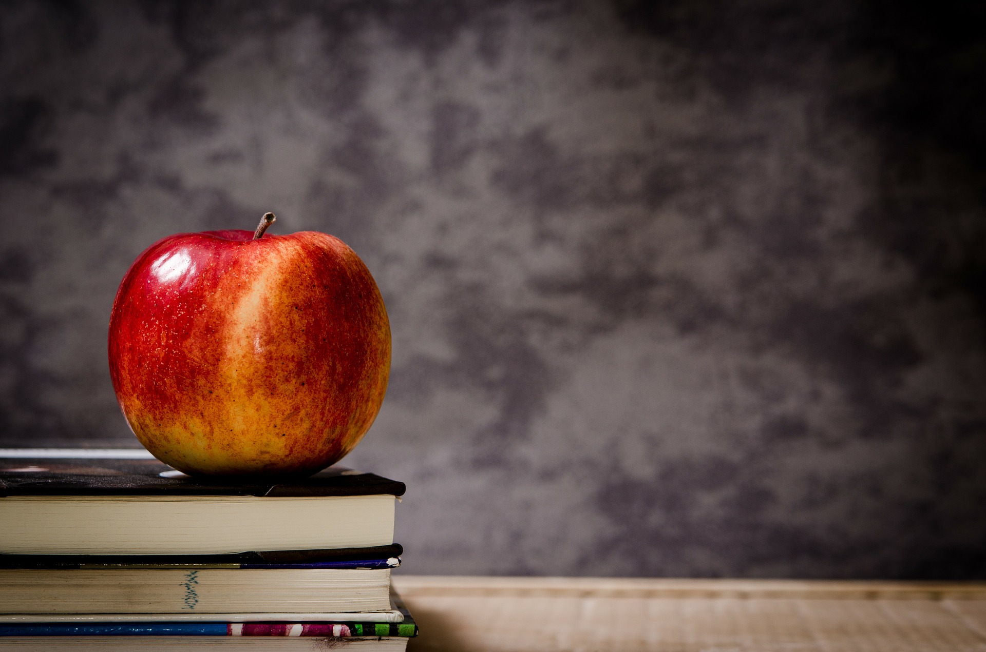 Roter Apfel auf Buch